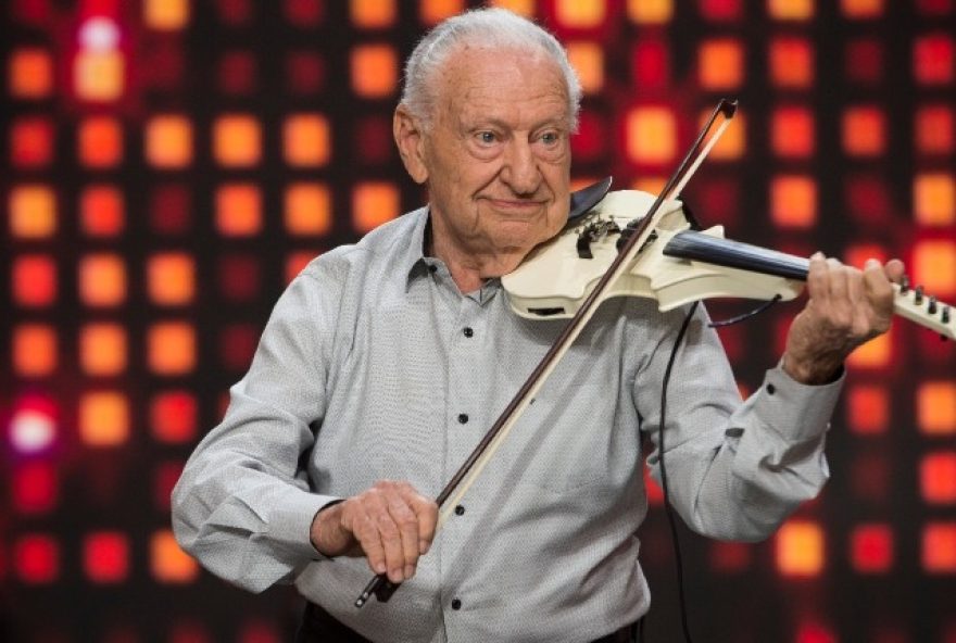 Violinista Nicolau Sulzbeck e sua orquestra sobem ao palco