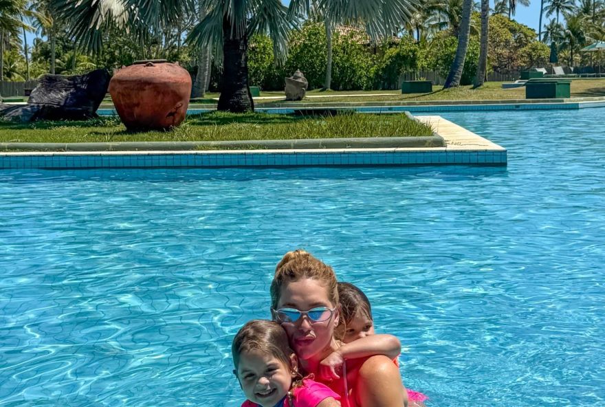 virginia-fonseca-aproveita-dia-de-sol-com-os-filhos-em-trancoso