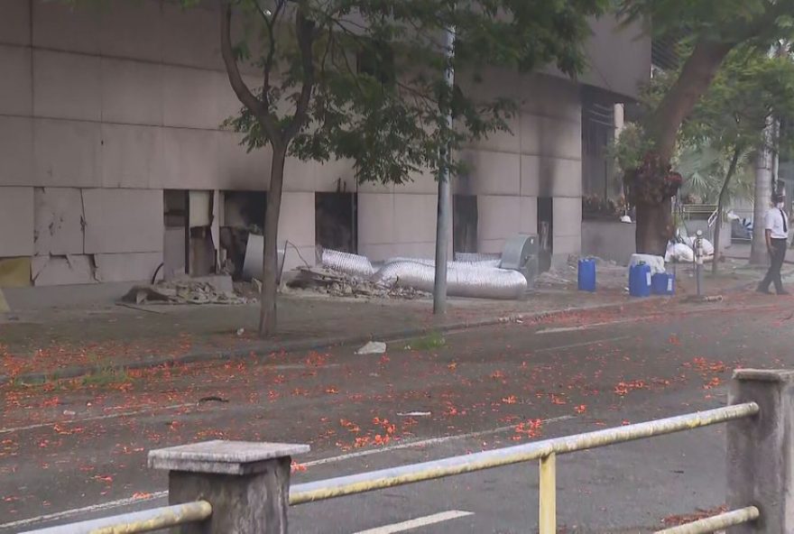vistoria-e-pericia-atrasadas-tres-dias-apos-incendio-no-shopping-tijuca3A-trabalho-de-rescaldo-dos-bombeiros-impede-avaliacao-completa