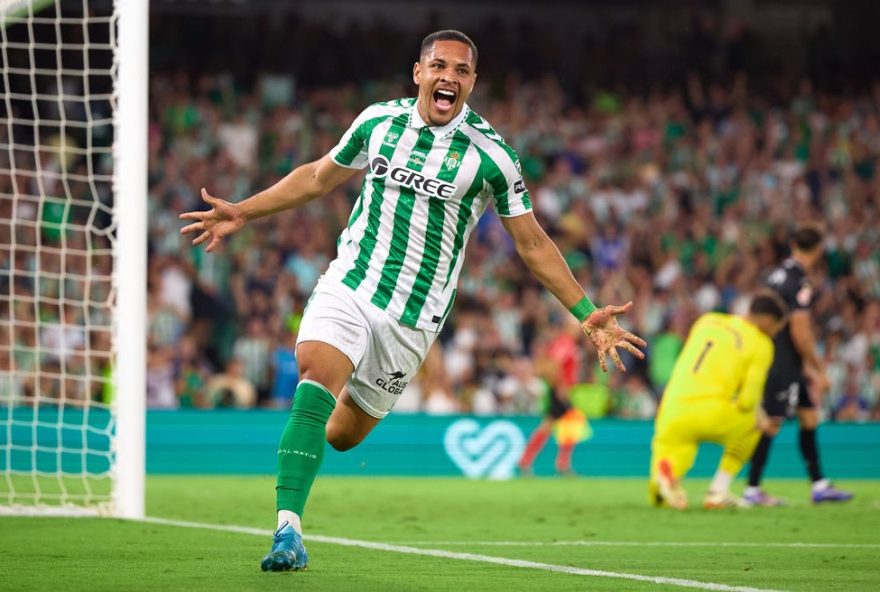 vitor-roque-brilha-com-gol-pelo-betis-e-revela-saida-conturbada-do-barcelona