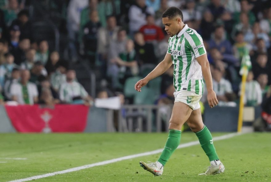 vitor-roque2C-do-betis2C-e-expulso-em-jogo-da-conference-league