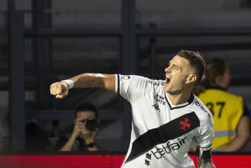vitoria-do-vasco-sobre-o-bragantino3A-destaques-e-atuacoes-dos-jogadores-em-campo SP - BRAGANCA PAULISTA - 26/10/2025 - BRASILEIRO A 2025, BRAGANTINO X VASCO -  jogador do Bragantino comemora seu gol durante partida contra o Vasco no estadio Cicero De Souza Marques pelo campeonato Brasileiro A 2025. Foto: Anderson Romao/AGIF @romaofotos
