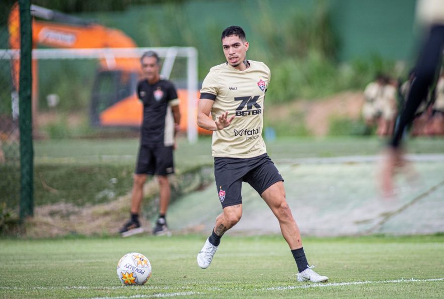 vitoria-rescinde-contrato-com-lateral-hugo2C-confira-detalhes-e-proximos-passos