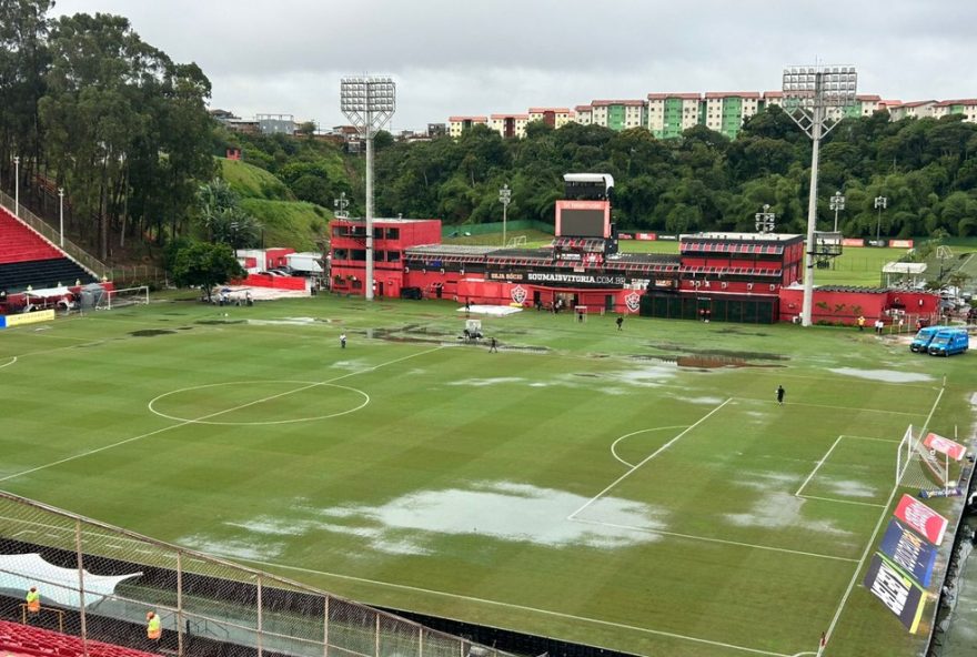 vitoria-x-cruzeiro3A-chuva-em-salvador-causa-problemas-no-gramado-do-barradao