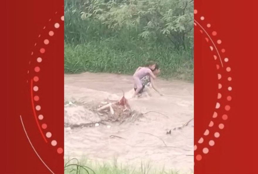 vizinha-heroica-resgata-crianca-ilhada-em-canal-durante-fortes-chuvas-na-bahia