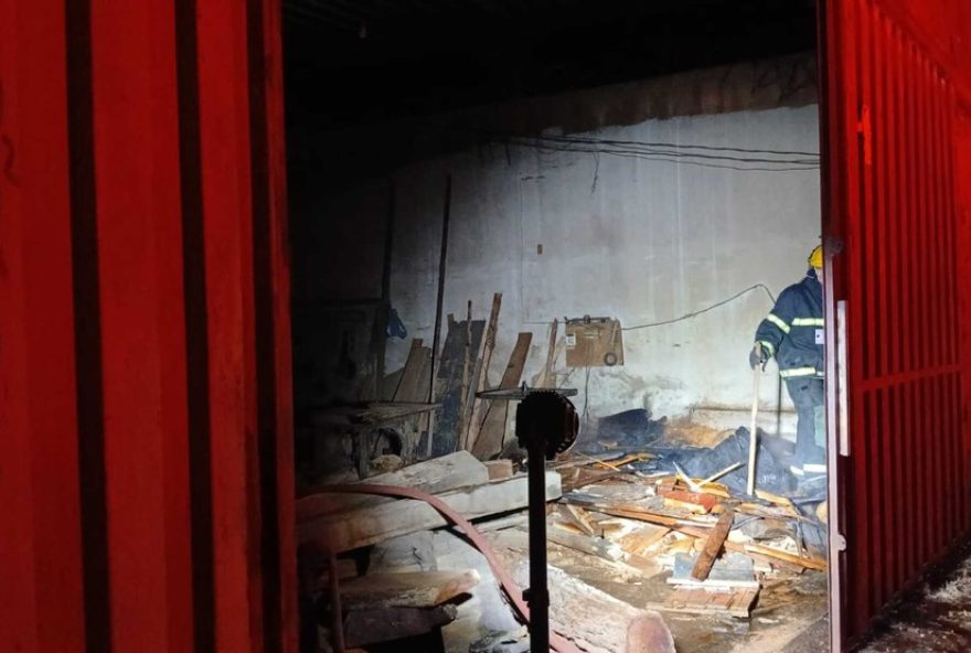 vizinhos-se-unem-para-conter-incendio-em-serraria-em-bocaiuva3A-acao-rapida-evita-tragedia
