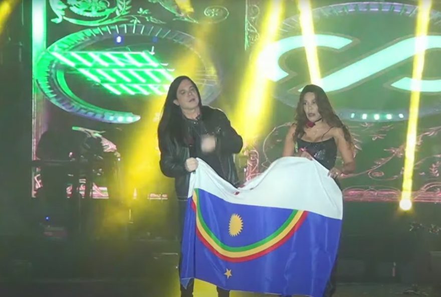 vocalista-da-calcinha-preta-confunde-bandeira-de-pernambuco-em-show-de-forro3A-licao-de-valorizacao-das-tradicoes-locais