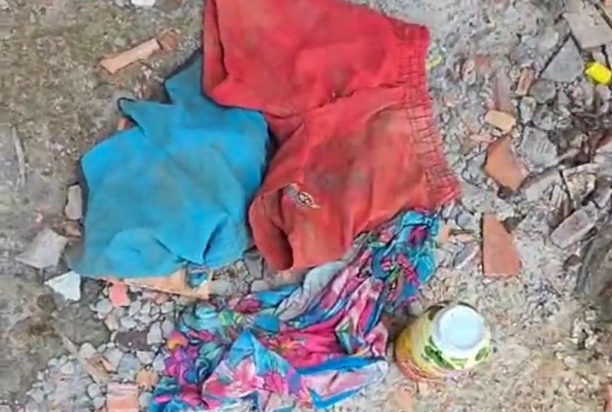 voluntarios-encontram-pecas-de-roupas-infantis-em-area-de-mata-durante-buscas-por-criancas-desaparecidas-em-bacabal voluntarios-encontram-pecas-de-roupas-infantis-em-area-de-mata-durante-buscas-por-criancas-desaparecidas-em-bacabal