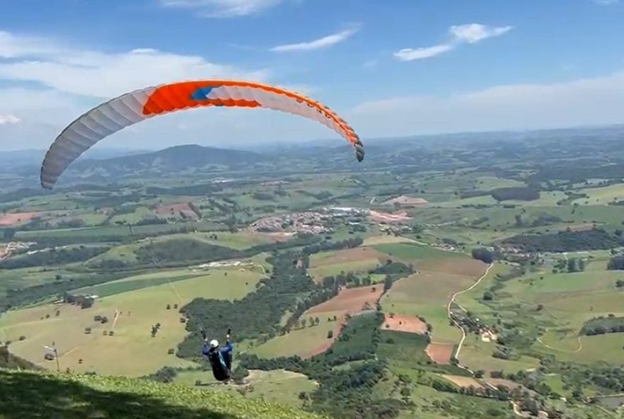 voluntarios-reflorestam-serra-do-paredao-com-paraglider-apos-incendio-em-mg