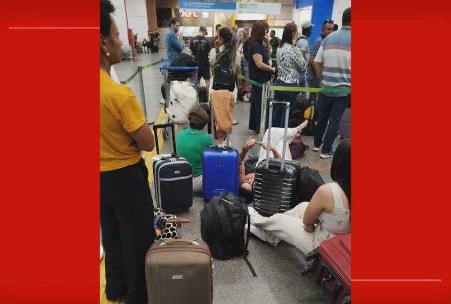 voo-cancelado-em-brasilia3A-passageiros-esperam-mais-de-10-horas-sem-suporte-da-latam