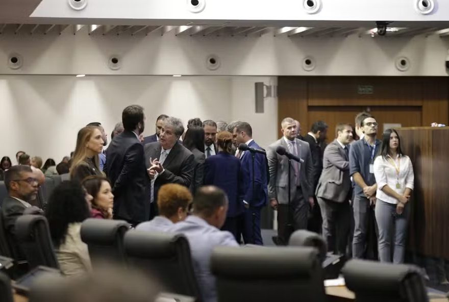 votacao-na-alerj-prisao-de-rodrigo-bacellar-revogada-com-divisao-de-opinioes votacao-na-alerj-prisao-de-rodrigo-bacellar-revogada-com-divisao-de-opinioes