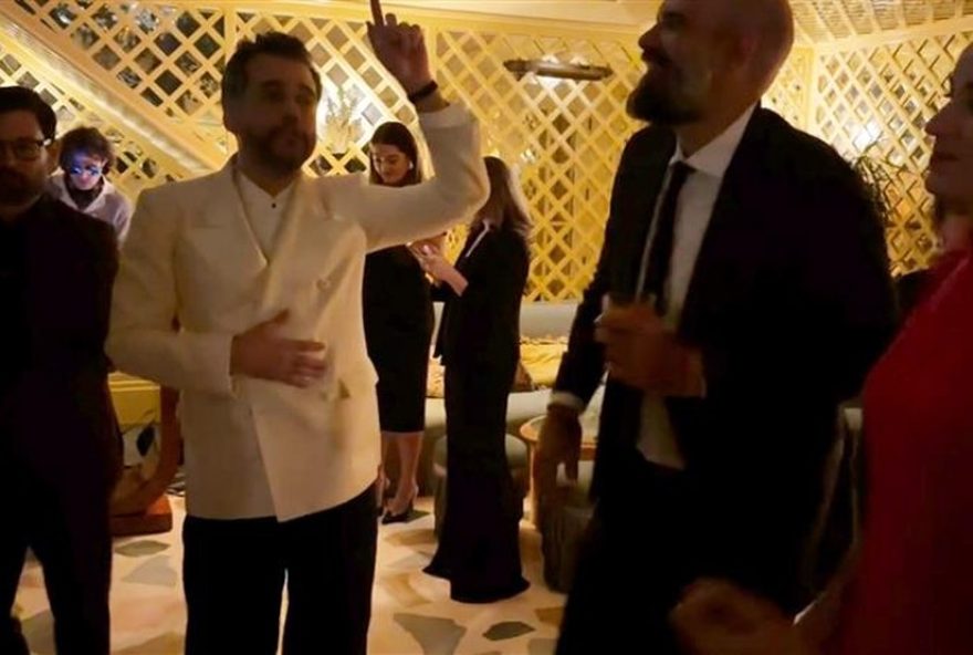 wagner-moura-samba-apos-vitoria-no-globo-de-ouro3A-veja-a-comemoracao-historica-com-kleber-mendonca-filho wagner-moura-samba-apos-vitoria-no-globo-de-ouro3A-veja-a-comemoracao-historica-com-kleber-mendonca-filho