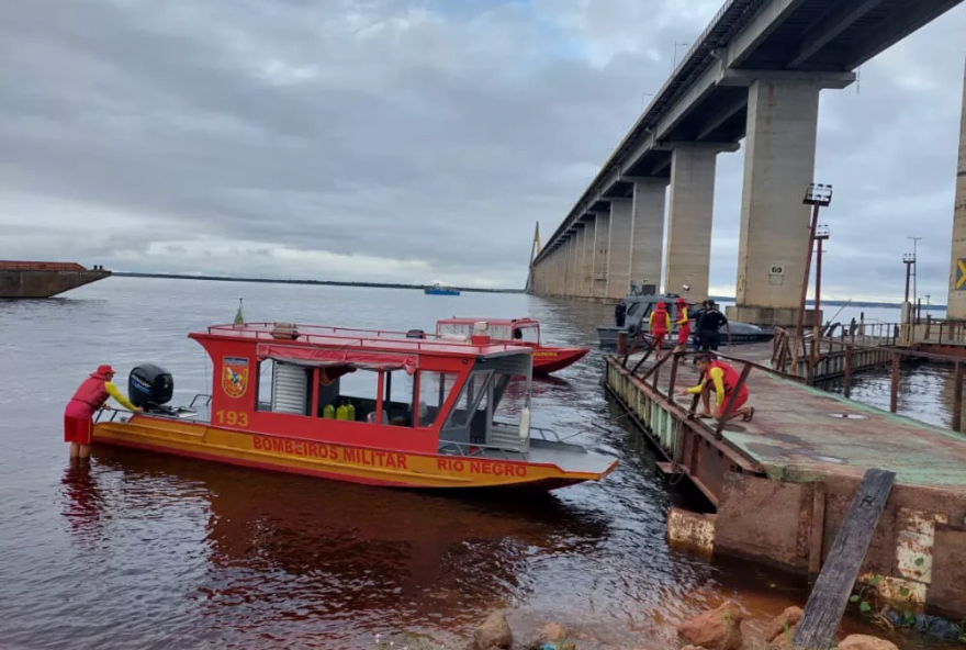 Dois paraquedistas foram resgatados, uma morreu e outro está desaparecido (Foto: Divulgação/CBMAM)