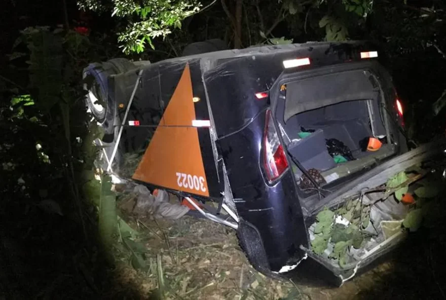 Ônibus com time de futebol cai de ponte e deixa quatro mortos, em Minas Gerais