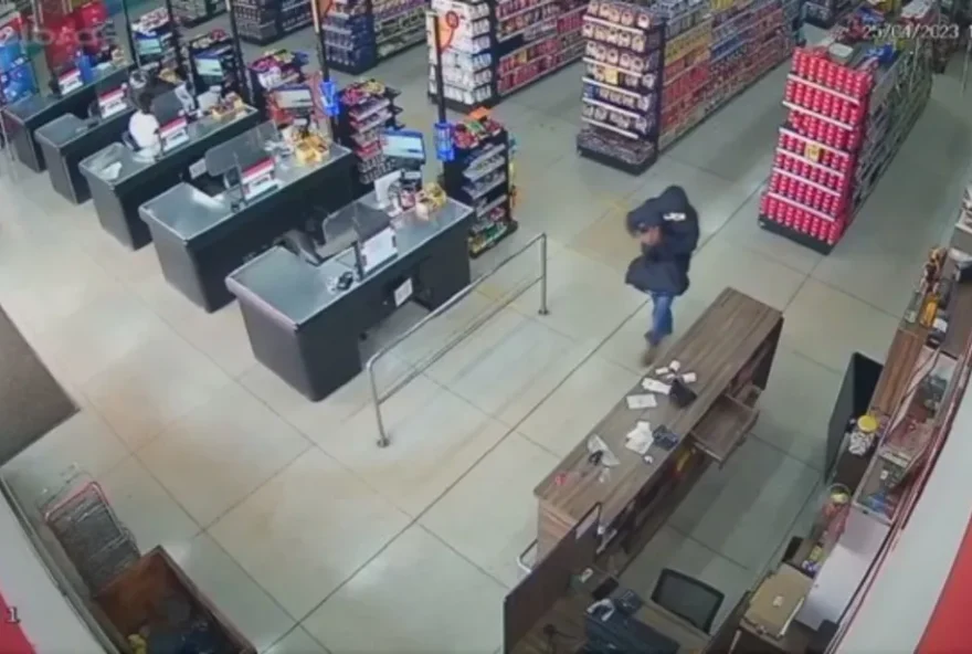 Homem armado invadiu supermercado e rendeu atendente para roubar o caixa, em Itumbiara (Reprodução / Câmeras de segurança)