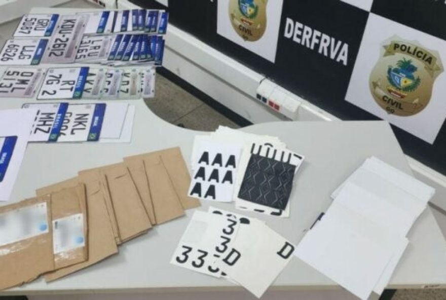 Polícia Civil prende homem em flagrante por falsificação e venda de placas veiculares falsas