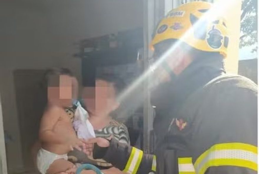 Criança de 1 ano é resgatada após prender cabeça em grande de porta