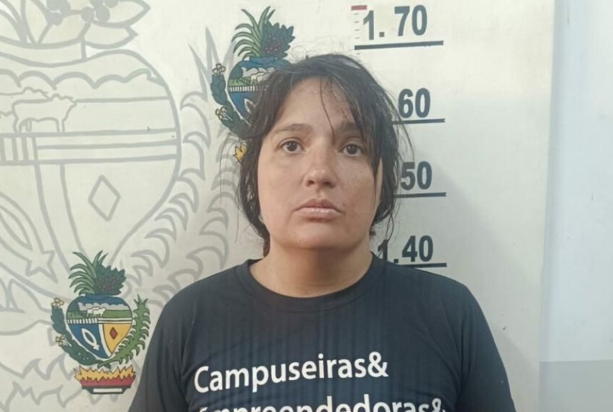 Suspeita denunciou o idoso de estupro e se apropriou dos bens dele enquanto ele estava preso. Mulher já possuía extensa ficha criminal. (Foto: Divulgação/PCGO)