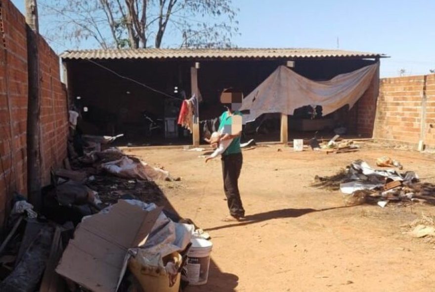 Menores moravam em uma casa sem limpeza, com comidas estragas e sem água potável. Crime foi denunciado por uma diretora. (Foto: Reprodução)