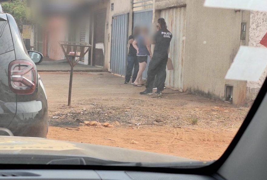 Vítima foi espancada brutalmente e teve o carro roubado pelos suspeitos. Terceiro adolescente continua foragido. (Foto: Reprodução)