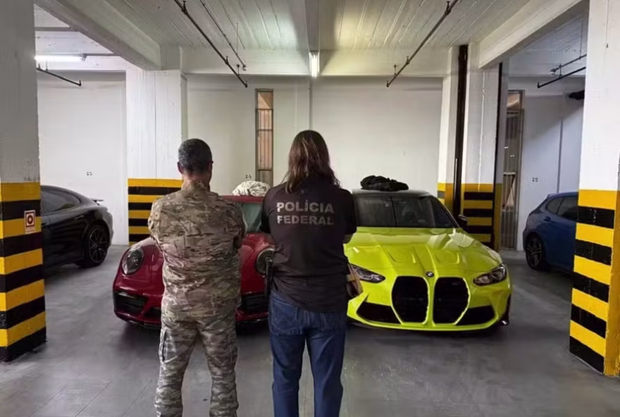 Veículos foram apreendidos na garagem de um prédio no Setor Bancário Norte, em Brasília — Foto: Divulgação Polícia Federal