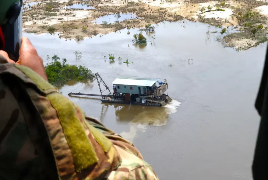 Na Amazônia, 77% do garimpo está a menos de 500 m de cursos d’água