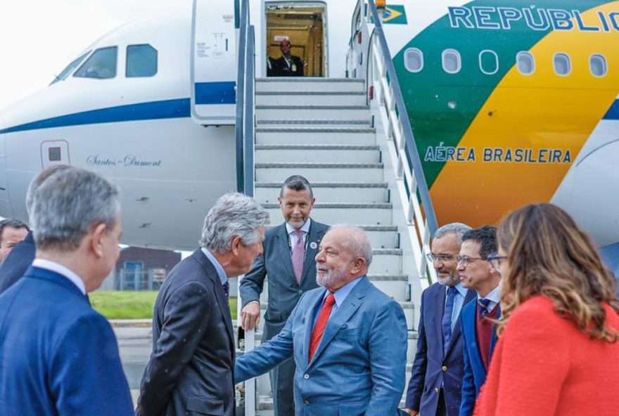 Lula chega em Londres para coroação