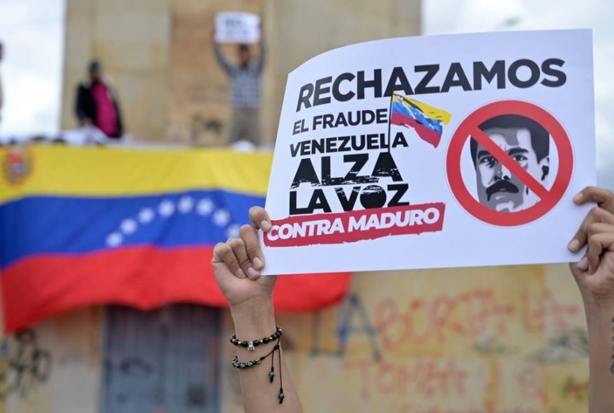 x90761902_Venezuelan-citizens-living-in-Colombia-demonstrate-against-Venezuelas-legislative-elec.jpg.pagespeed.ic.IcR4LskJox