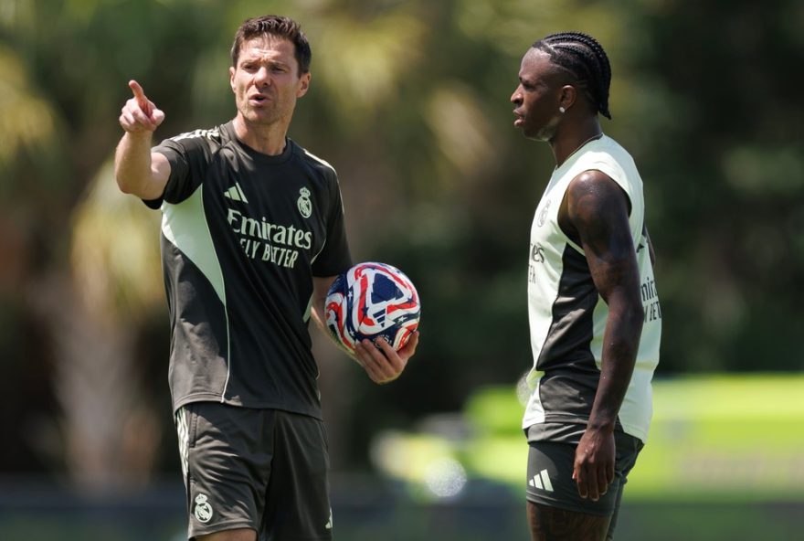 xabi-alonso-elogia-vini-jr.-e-times-brasileiros-na-copa-do-mundo-de-clubes