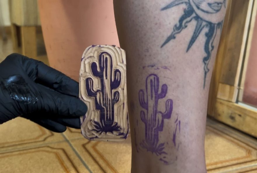 xilotattoo3A-da-madeira-a-pele2C-conheca-a-tecnica-que-levou-artista-de-sumare-a-nova-york