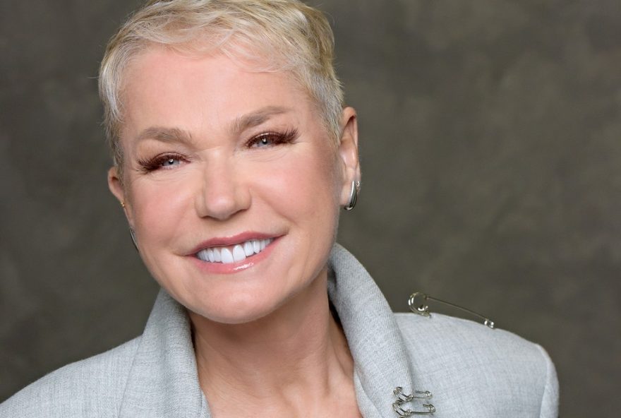 xuxa-tem-alta-apos-cirurgia-no-joelho3A-recuperacao-positiva-e-apoio-dos-fas