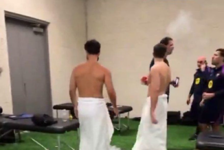 yamal-flagra-szczesny-fumando-cigarro-em-comemoracao-de-titulo-do-barcelona