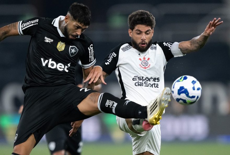RJ - RIO DE JANEIRO - 26/07/2025 - BRASILEIRO A 2025, BOTAFOGO X CORINTHIANS - Barboza jogador do Botafogo disputa lance com Yuri Alberto jogador do Corinthians durante partida no estadio Engenhao pelo campeonato Brasileiro A 2025. Foto: Jorge Rodrigues/AGIF