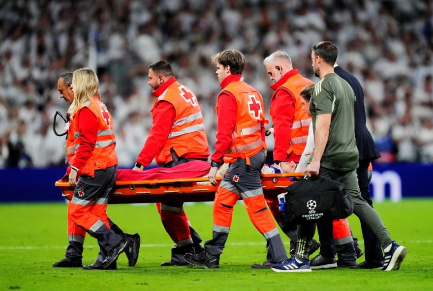 zagueiro-asencio-deixa-real-madrid-x-benfica-de-maca-apos-choque3A-cuidados-medicos-em-campo