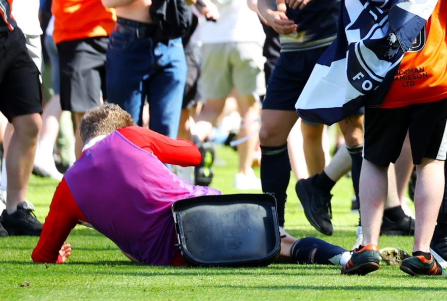 zagueiro-jack-mackenzie-atingido-por-cadeira-arremessada-por-torcida-do-aberdeen3A-incidente-choca-escocia