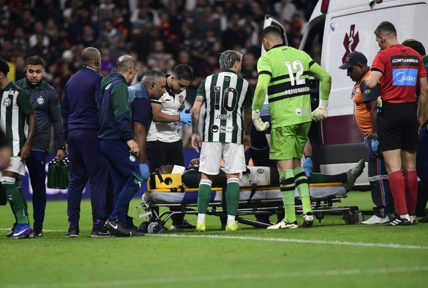 zagueiro-jacy-deixa-corinthians-x-coritiba-de-ambulancia zagueiro-jacy-deixa-corinthians-x-coritiba-de-ambulancia