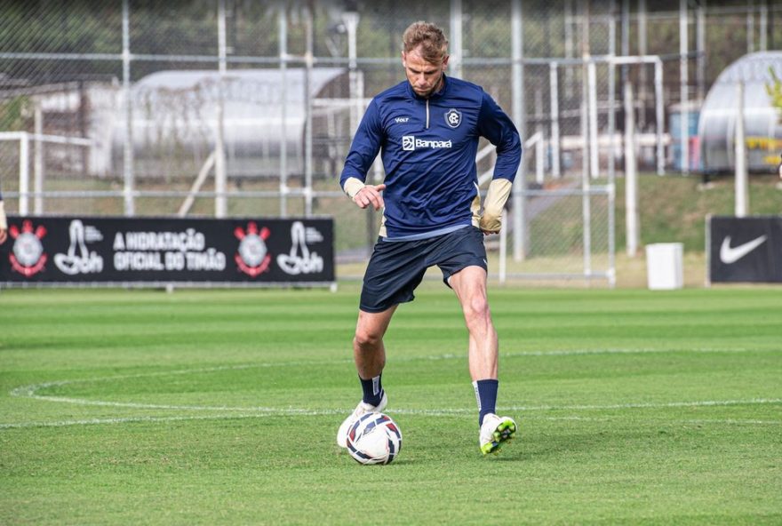 zagueiro-klaus-pede-apoio-da-torcida-para-retorno-do-remo-ao-g-4-apos-vitoria-contra-o-coritiba