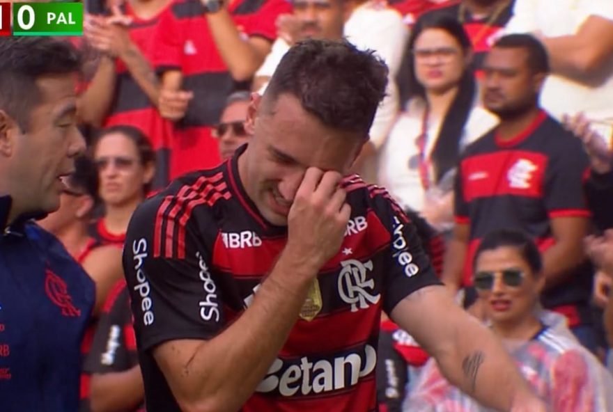 zagueiro-leo-ortiz-deixa-maracana-com-perna-imobilizada-apos-lesao-em-jogo-flamengo-x-palmeiras3A-confira-atualizacoes-no-globo-esporte