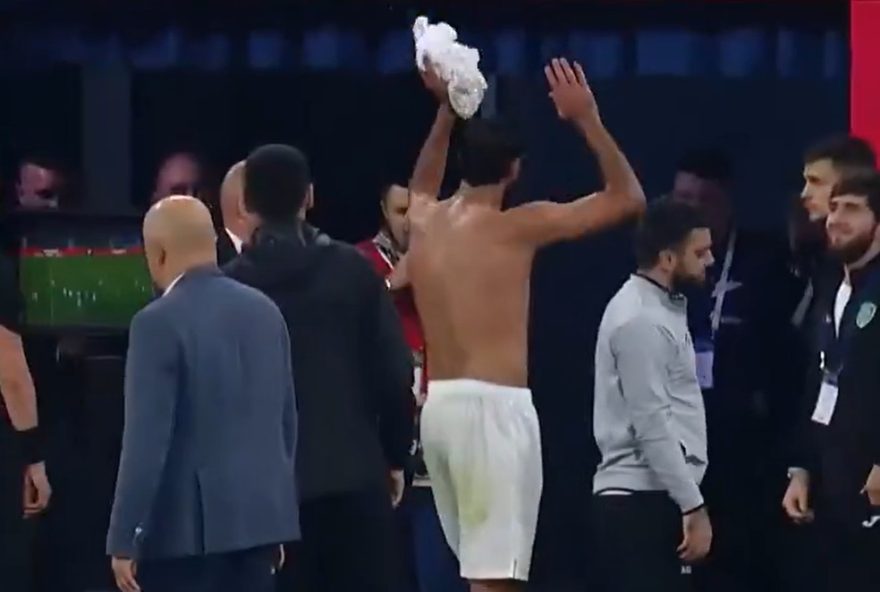 zagueiro-tunisiano-se-redime-ao-recuperar-camisa-apos-revisao-do-var