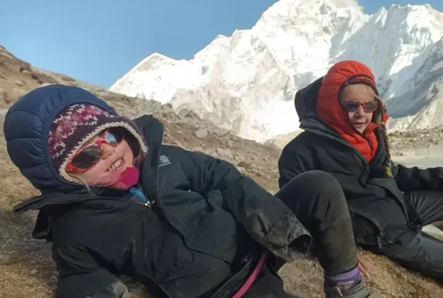 Criança se tornar a pessoa mais jovem do mundo a subir o Monte Everest aos 4 anos. (Foto: Reprodução/Metro)