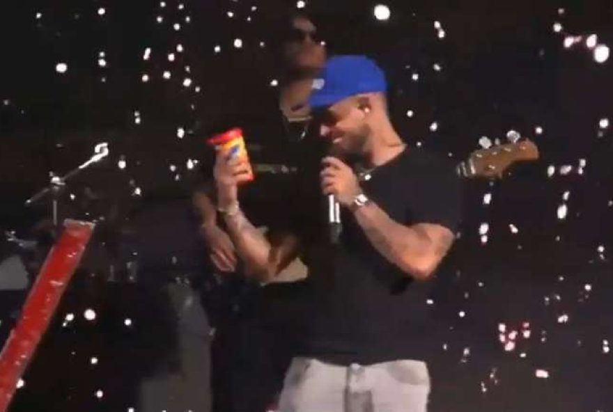 ze-felipe-reage-com-bom-humor-ao-ver-copo-personalizado-com-rosto-da-ex-em-show-em-goias ze-felipe-reage-com-bom-humor-ao-ver-copo-personalizado-com-rosto-da-ex-em-show-em-goias