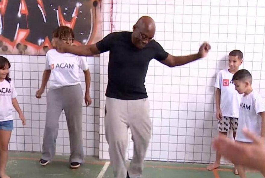 zebrinha2C-jurado-da-danca-dos-famosos2C-visita-comunidade-em-florianopolis