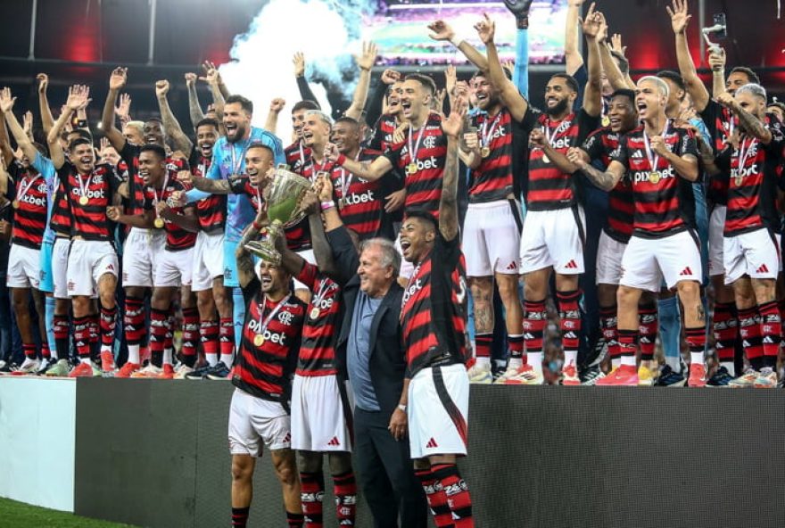 zico-ergue-trofeu-do-carioca-com-flamengo3A-vitoria-sobre-o-fluminense