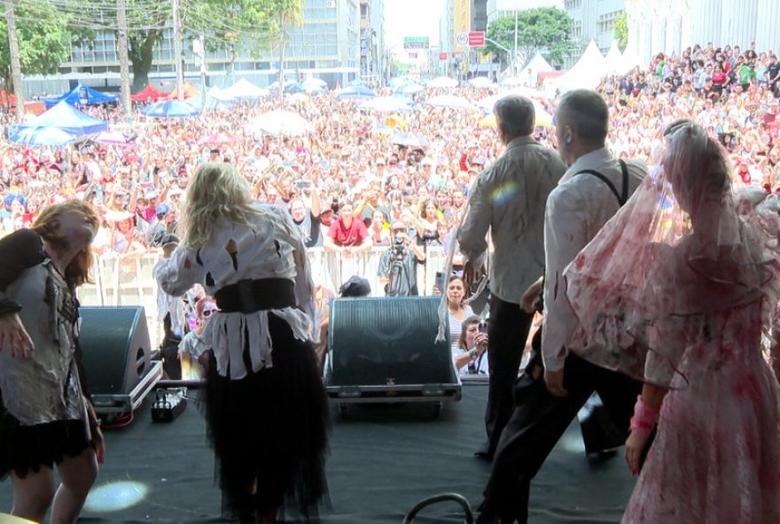 zombie-walk-de-curitiba-reune-multidao-de-zumbis-em-evento-de-terror-no-carnaval